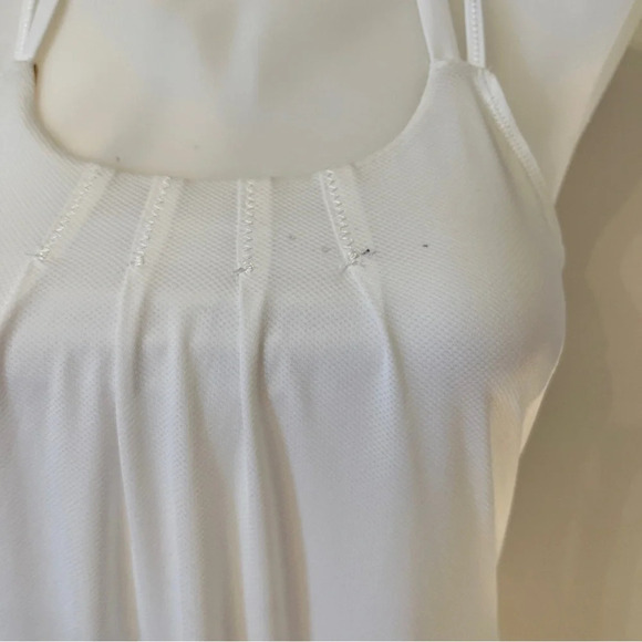 Lululemon Flow And Go Tank II  White Tank Top Built in Bra Workout Shirt Sz 4 - Picture 10 of 16